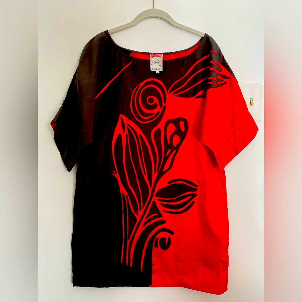 Yoana Baraschi 100% Silk tunic. Beautiful and subtly bold